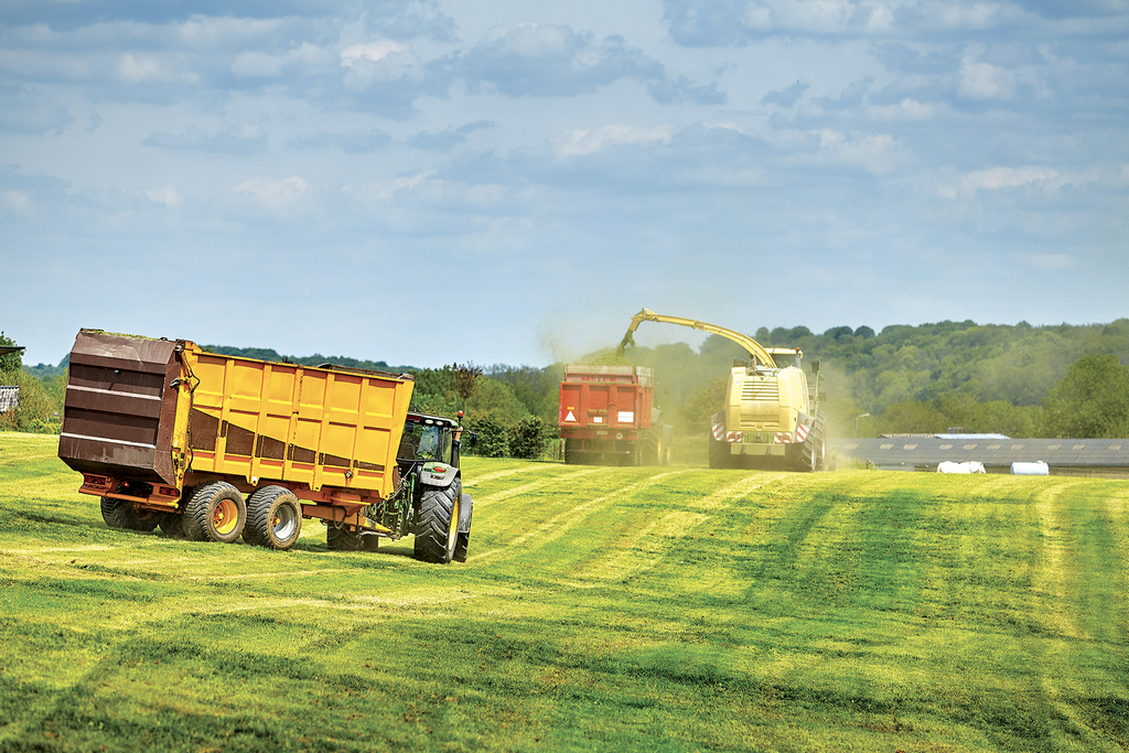 Siena pļaušanas sezona? BKT piedāvā riepu klāstu, kas īpaši paredzētas šo darbu veikšanai